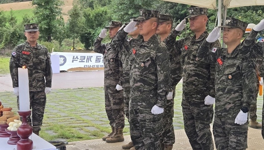 해병대교육훈련단장 이종문 준장 외 포특사 주요직위자들이 헌화 및 분향 후 경례를 하고 있다.