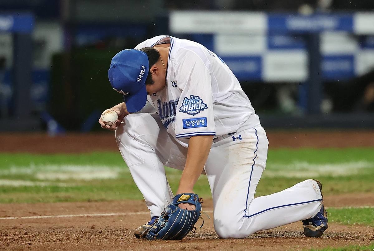 지난 13일 오후 대구 삼성라이온즈파크에서 열린 프로야구 2025 신한 SOL뱅크 KBO 준플레이오프 3차전 SSG 랜더스와 삼성 라이온즈의 경기, 삼성 3루수 김영웅이 8회초 1사 SSG 에레디아의 3루수 앞 땅볼 수비 중 고통을 호소하고 있다.  / 뉴스1