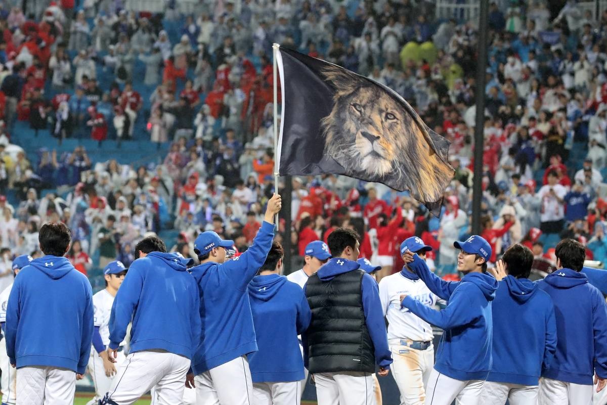 지난 13일 오후 대구 삼성라이온즈파크에서 열린 프로야구 2025 신한 SOL뱅크 KBO 준플레이오프 3차전 삼성 라이온즈와 SSG 랜더스의 경기, 5대 3 승리를 거둔 삼성 선수들이 기쁨을 나누고 있다. / 뉴스1