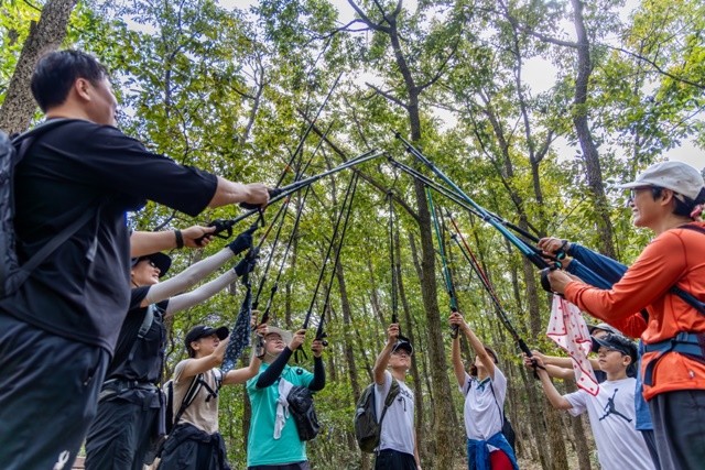 순천 ‘쓰리픽스 트레일런’ 참가자들이 산행을 완주한 후 기념사진을 촬영하고 있다