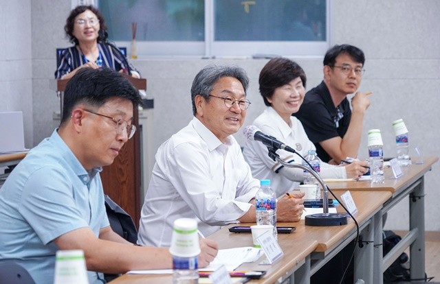 강기정 광주광역시장이 지난 13일 오후 동구 대인시장 상인교육관에서 골목상권 지원단과 간담회를 갖고 골목상권 활성화 방안을 논의하고 있다./광주광역시 제공