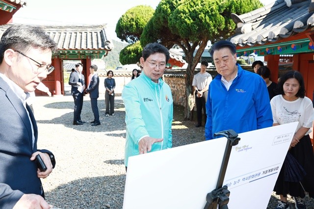 구복규 화순군수가 지난 10일 경기도 용인특례시 이상일 시장 일행을 맞아 능주면 소재 조광조 선생 유허비를 소개하고 있다.