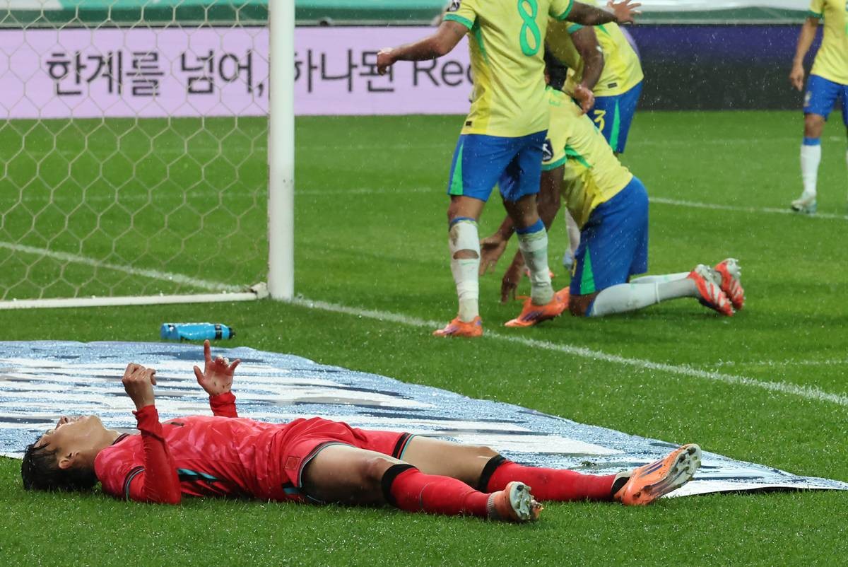 지난 10일 서울월드컵경기장에서 열린 하나은행 초청 축구국가대표팀 친선경기 대한민국과 브라질의 경기, 후반전 대한민국 손흥민이 득점 찬스를 놓친 뒤 아쉬워하고 있다 / 뉴스1