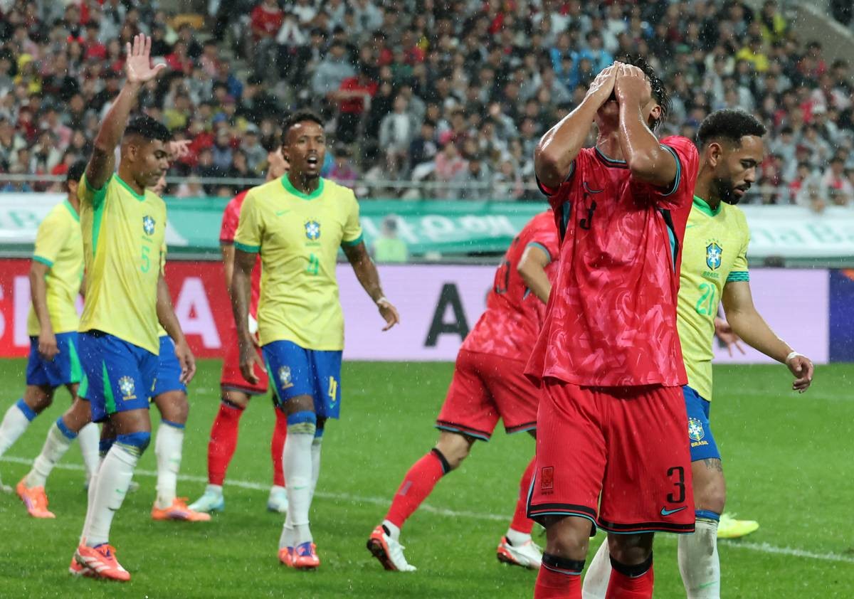 지난 10일 서울월드컵경기장에서 열린 하나은행 초청 축구국가대표팀 친선경기 대한민국과 브라질의 경기, 후반전 대한민국 김주성이 찬스를 놓친 후 아쉬워하고 있다 / 뉴스1
