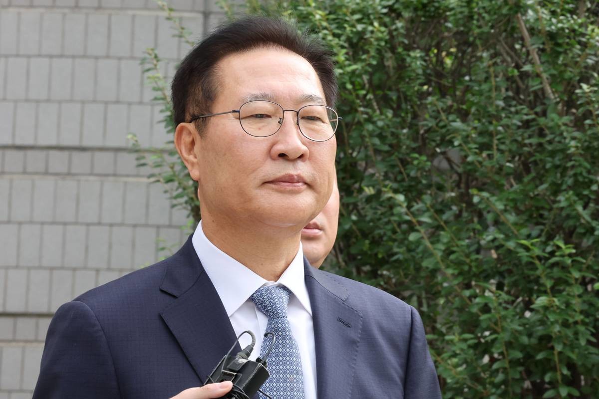 윤석열 전 대통령의 비상 계엄 선포에 가담한 혐의를 받는 박성재 전 법무부장관이 지난 14일 오후 서울 서초구 서울중앙지방법원에서 구속 전 피의자심문(영장실질심사)을 마치고 이동하고 있다 / 뉴스1