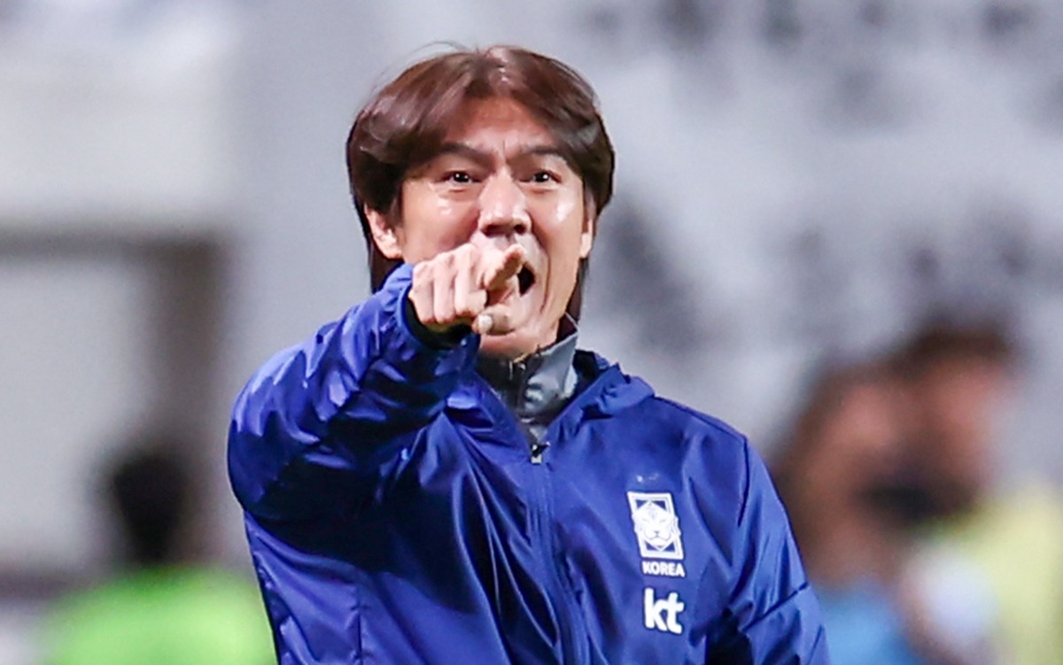 홍명보 한국 축구대표팀 감독이 선수들에게 작전 지시를 하고 있다. 홍명보 감독이 이끄는 축구대표팀은 14일 서울월드컵경기장에서 열린 파라과이와의 친선경기에서 엄지성(스완지시티)과 오현규(헹크)가 한 골씩 터뜨리며 2-0으로 승리했다. / 연합뉴스