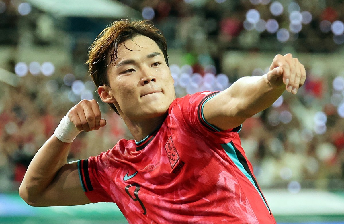 오현규가 14일 서울월드컵경기장에서 열린 한국과 파라과이 축구대표팀 친선경기에서 골을 넣은 뒤 세리머니를 하고 있다. 오현규는 체구가 단단하고 활동량이 많아 저돌적인 돌파와 몸싸움에 강한 선수다. 2026 북중미 월드컵을 앞두고 한국 축구대표팀의 스트라이커 계보를 이을 기대주로 꼽힌다. 홍명보호 한국 축구대표팀의 최전방 자리를 노리고 있는 오현규는 요즘 자신감을 얻은 듯하다. / 연합뉴스