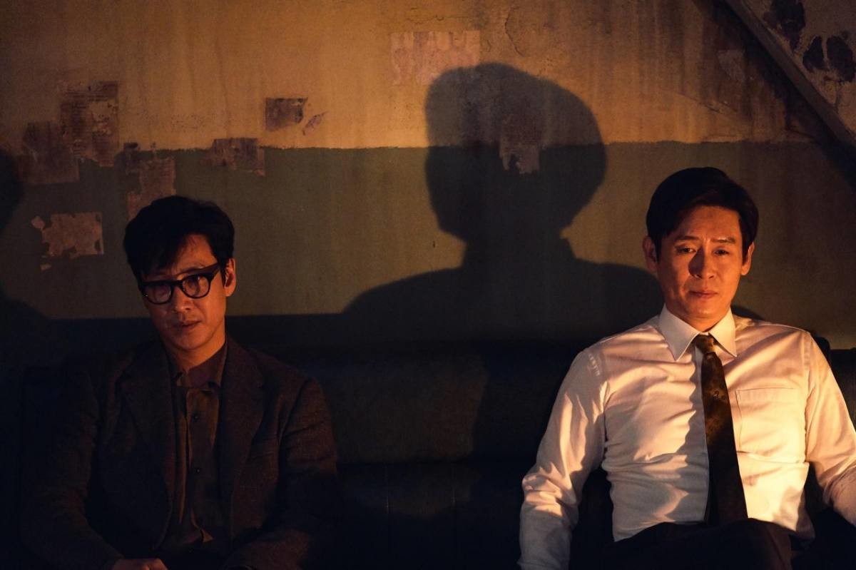 '킹메이커' 스틸컷. 고(故) 이선균과 설경구. / 플러스엠 엔터테인먼트 제공