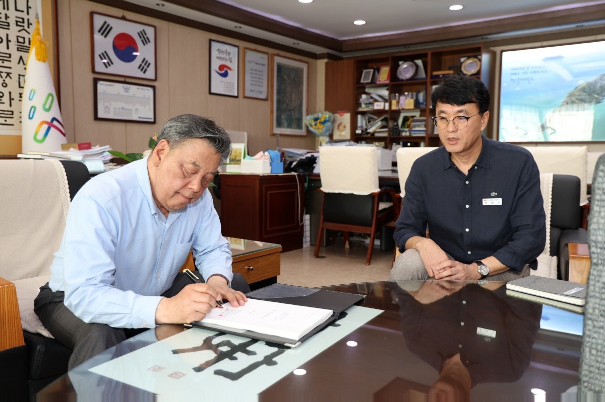 집적화단지 신청서에 서명 중인 가세로 태안군수 / 태안군