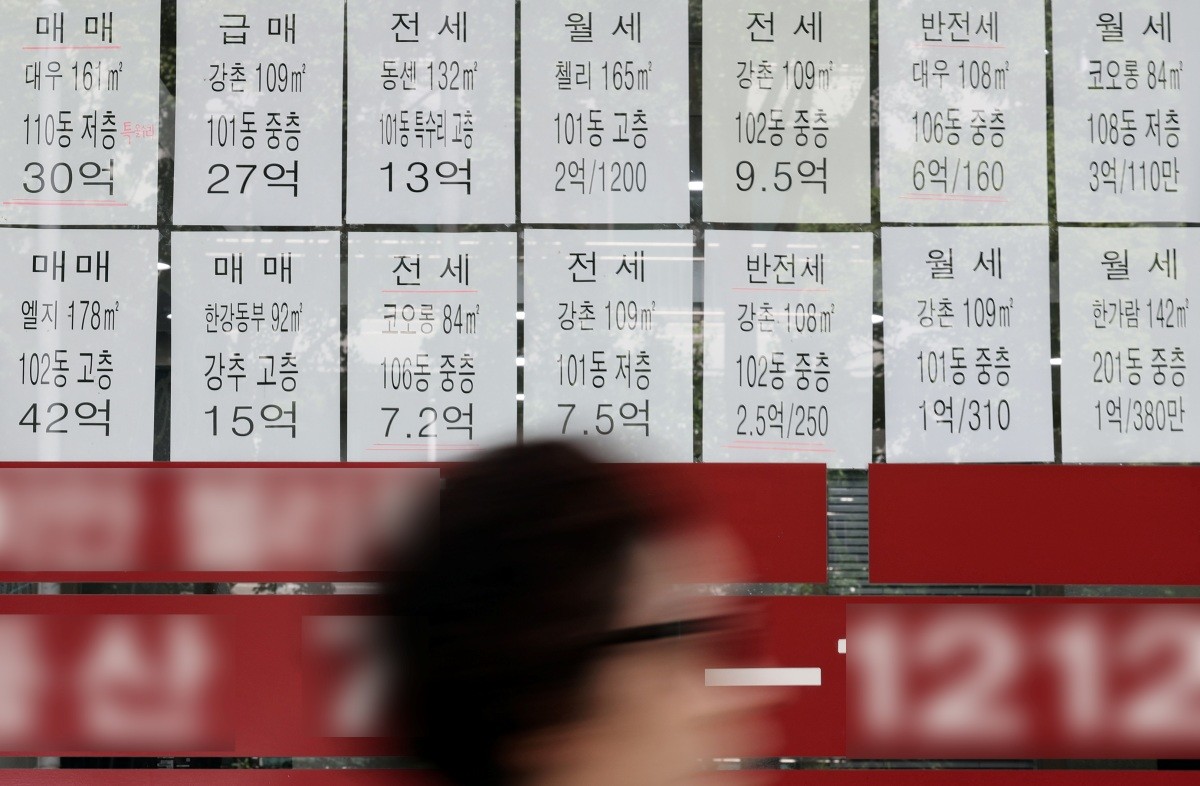 한 공인중개사사무소에 아파트 매매 및 전세 매물 시세가 게시돼 있다. 기사의 이해를 돕기 위한 사진 / 뉴스1