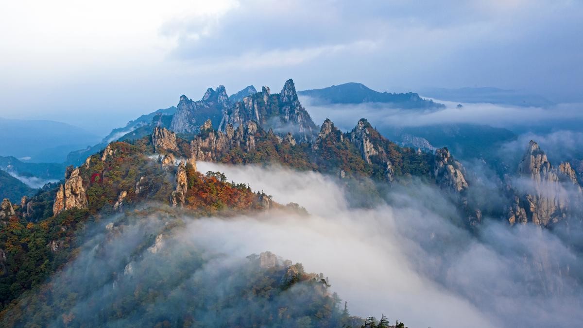 공룡능선 정상의 전망. / Stock for you-shutterstock.com