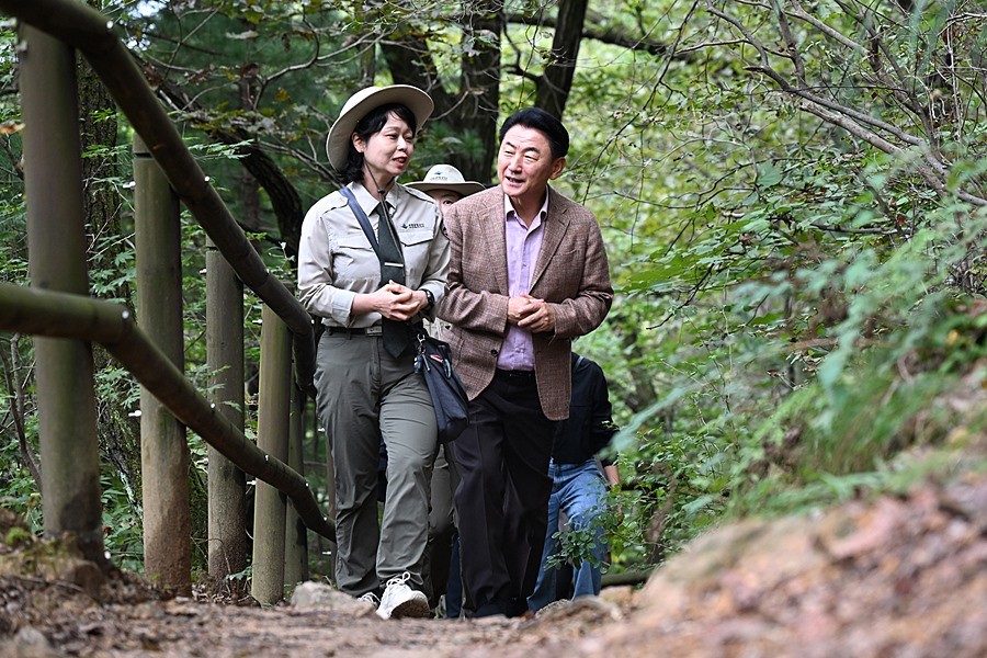김동근 시장이 10월 14일 북한산국립공원 의정부 구간(회룡탐방로)에서 국립공원공단 자연환경해설사와 함께하는 현장 탐방 및 소통의 시간을 가졌다