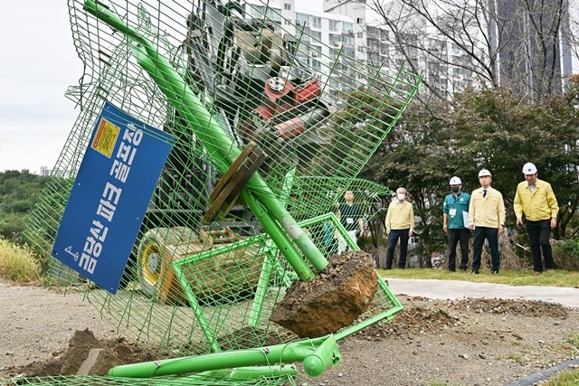광주 서구(구청장 김이강)는 15일 법과 원칙을 무시한 풍암동 금당산 내 불법 파크골프장 조성 행위(형질변경, 시설물, 공조물 설치 등)에 대해 '행정대집행'을 단행했다. 광주 서구 제공