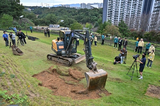 광주 서구(구청장 김이강)는 15일 법과 원칙을 무시한 풍암동 금당산 내 불법 파크골프장 조성 행위(형질변경, 시설물, 공조물 설치 등)에 대해 '행정대집행'을 단행했다. 광주 서구 제공