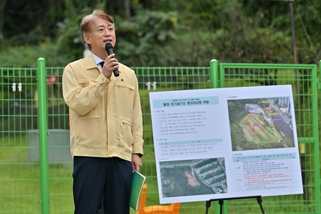김이강 광주 서구청장이 15일 풍암동 금당산 내 조성된 불법 파크골프장 일원에서 행정대집행 개시 선언을 하고 있다. 광주 서구 제공