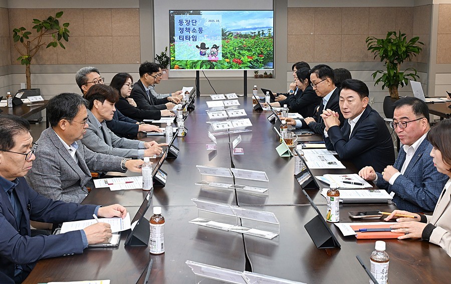 김동근 시장이 10월 15일 시청 회룡홀에서 ‘10월 동장단 정책소통 티타임’을 진행하고 있다
