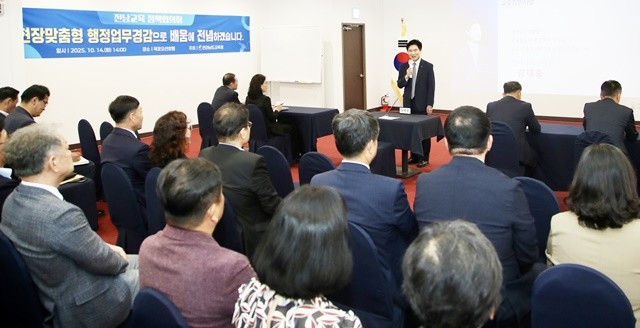 김대중 전라남도교육감이 14일 목포에서 열린 ‘10월 정책협의회’에 앞서 인사말을 전하고 있다.