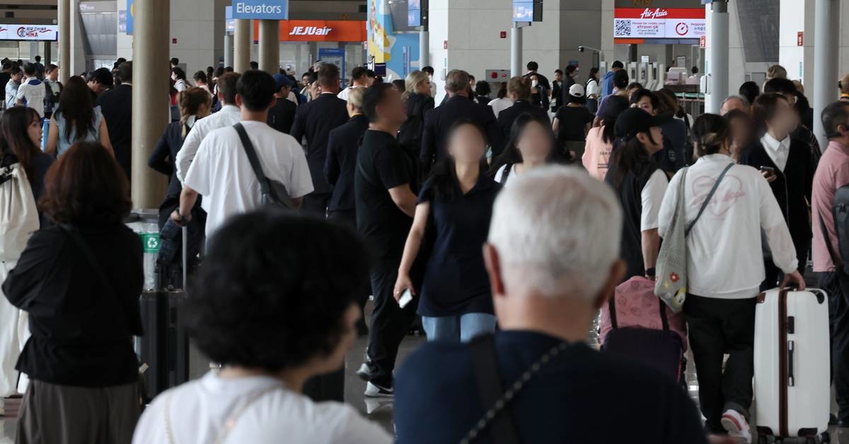 붐비는 인천 공항. 자료 사진 / 뉴스1