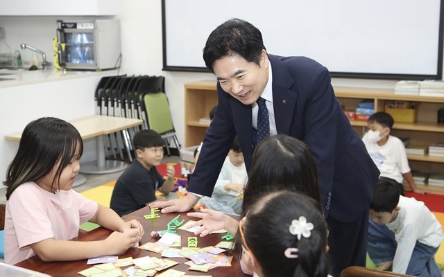 김대중 전라남도교육감이 15일 대불초등학교를 찾아 학생들의 교육활동을 살펴보고 있다.