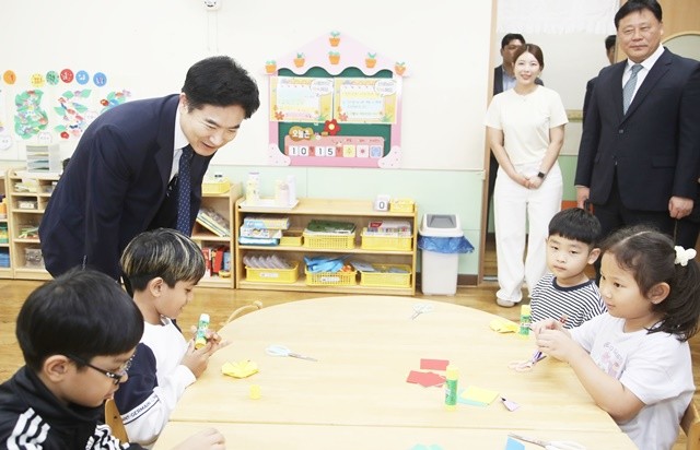 김대중 전라남도교육감이 15일 대불초등학교 병설유치원을 찾아 원생들의 교육활동을 살펴보고 있다.