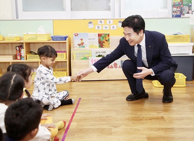 15일 대불초등학교 병설유치원을 찾은 김대중 전라남도교육감이 한 원생과 악수하며 웃고 있다.