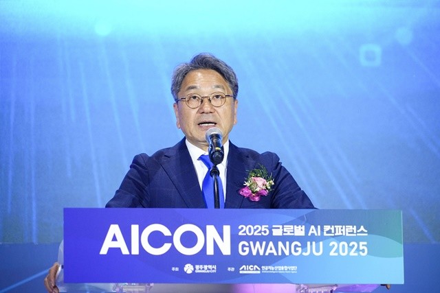 강기정 광주광역시장이 15일 오전 서구 김대중컨벤션센터에서 열린 '글로벌AI컨퍼런스 아이콘(AICON) 광주 2025' 개막식에 참석해 환영사를 하고 있다./광주광역시 제공