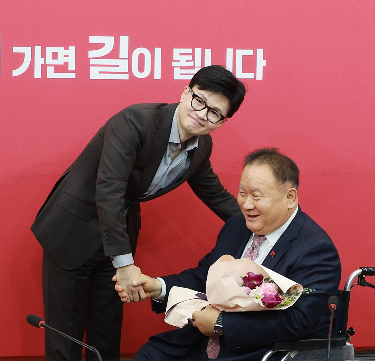 2024년 1월 당시 한동훈 국민의힘 비대위원장이 더불어민주당을 탈당하고 입당한 이상민 전 의원에게 환영 꽃다발을 전달하고 있다. / 연합뉴스