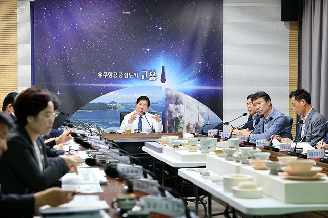 지난 13일 공영민 고흥군수가 군청 흥양홀에서 열린 ‘고흥분청사기 특화상품 개발 용역 중간보고회’에서 “전통성과 현대성을 조화시켜 생활도자 브랜드로 발전시키겠다”고 강조하고 있다.