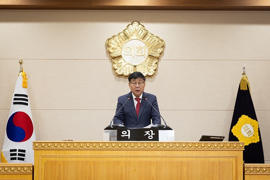 윤창철 의장이 제381회 임시회 제1차 본회의를 주재하고 있다