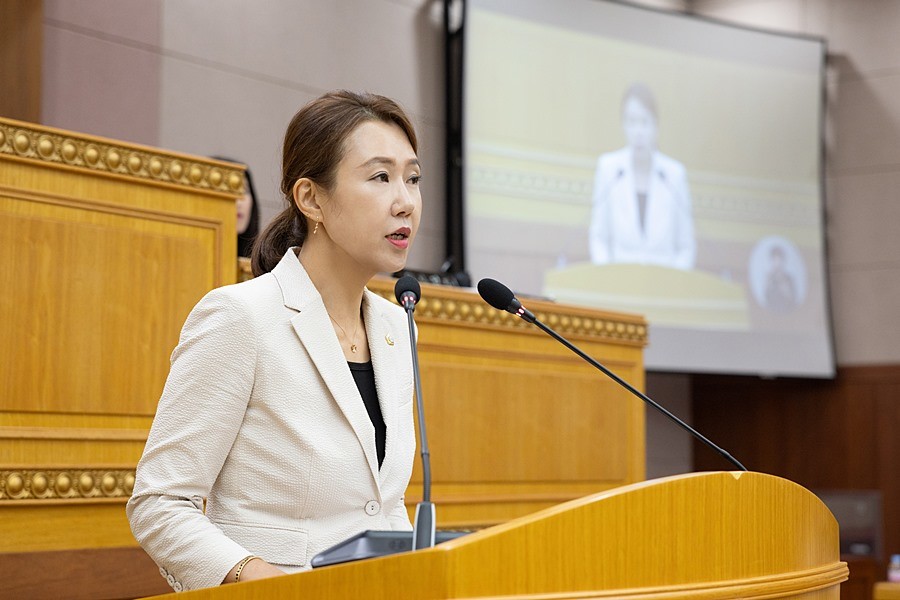 최수연 부의장이 제381회 임시회 제1차 본회의에서 ‘고교학점제 전면 재검토 및 제도 개선 촉구 건의안’을 대표발의하고 있다