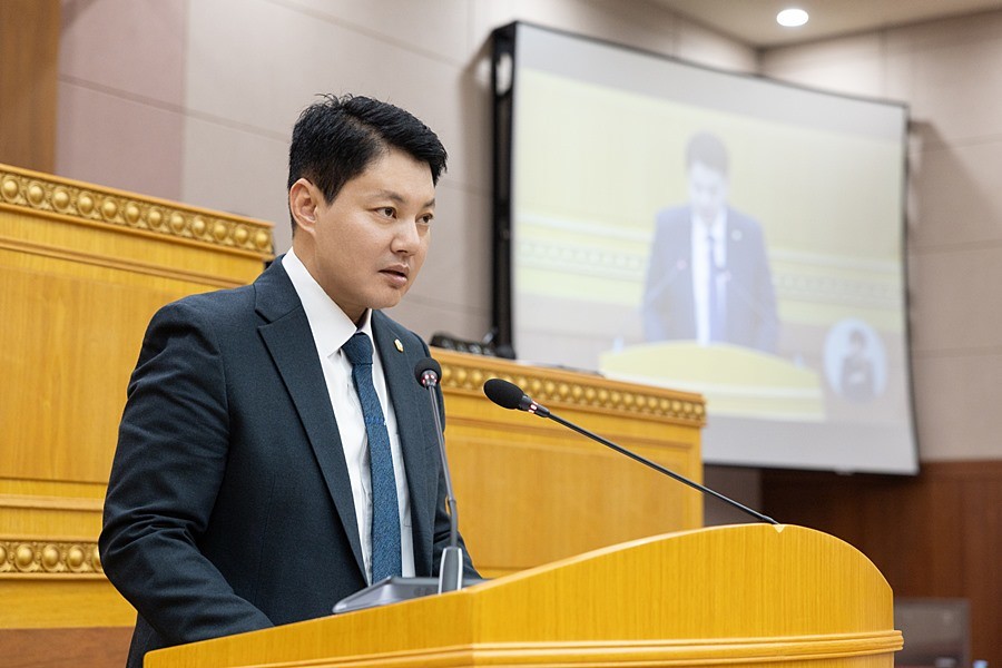 한상민 의원이 제381회 임시회 제1차 본회의에서 ‘자율방범대 활성화를 위한 정부 지원 촉구 건의안’을 대표발의하고 있다