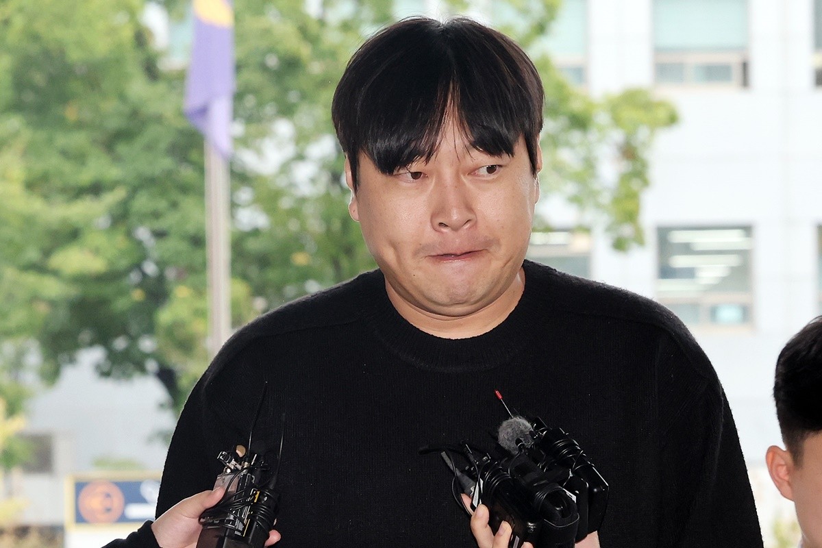 불법 도박 혐의로 경찰서에 출석한 개그맨 이진호 / 뉴스1