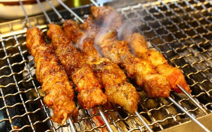 양꼬치의 주요 효능은 뼈 건강, 항산화, 피로 해소, 소화 촉진 등이다. 양고기는 단백질, 철분, 아연, 셀레늄 등 다양한 비타민과 미네랄이 풍부하며, 특히 양기름에는 불포화지방산이 많아 원기 회복에 좋고, 근섬유가 가늘어 소화가 잘된다.