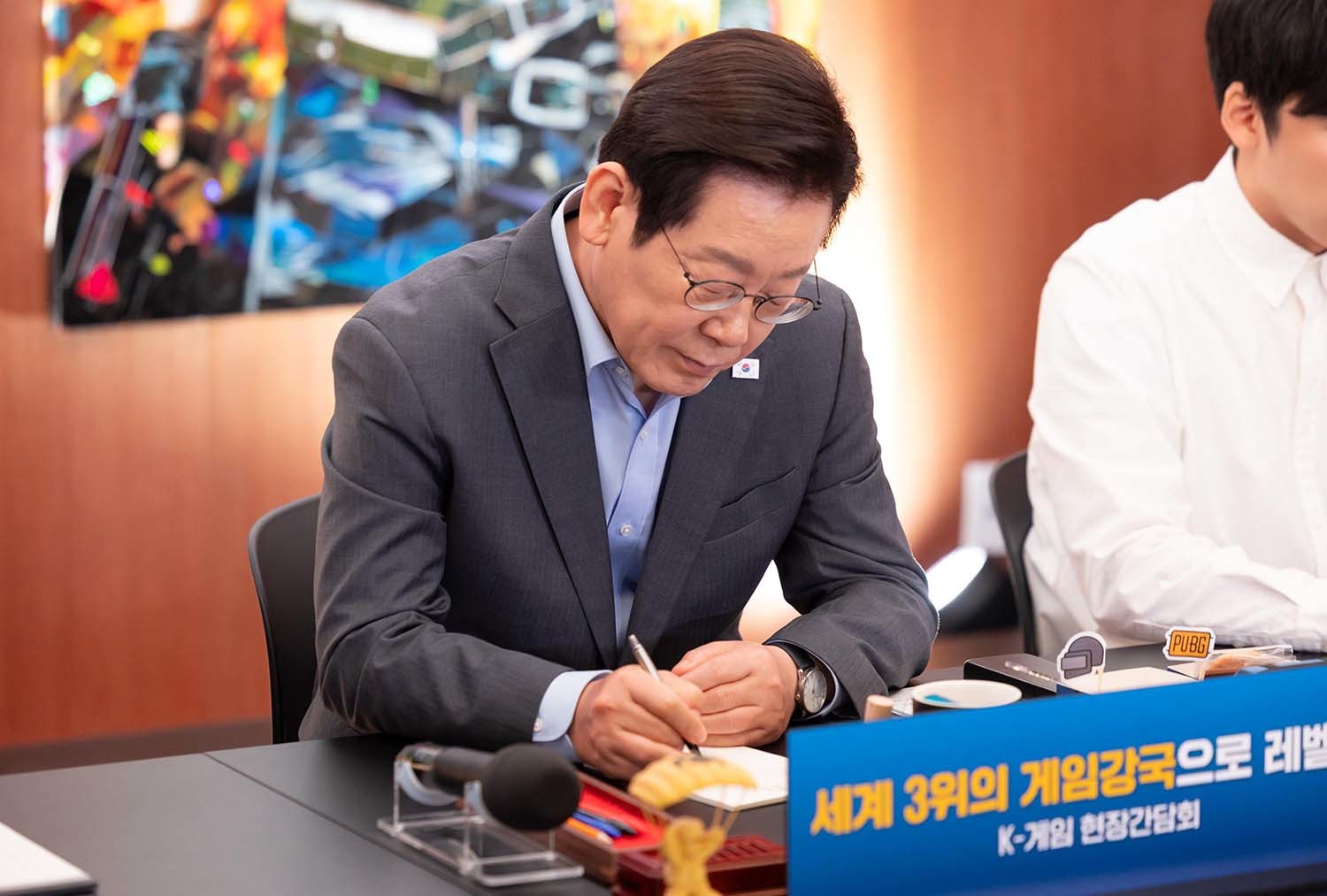 이재명 대통령이 15일 서울 성동구 펍지 성수에서 열린 K-게임 현장 간담회에서 참석자들의 발언을 메모하고 있다. / 대통령실 제공.