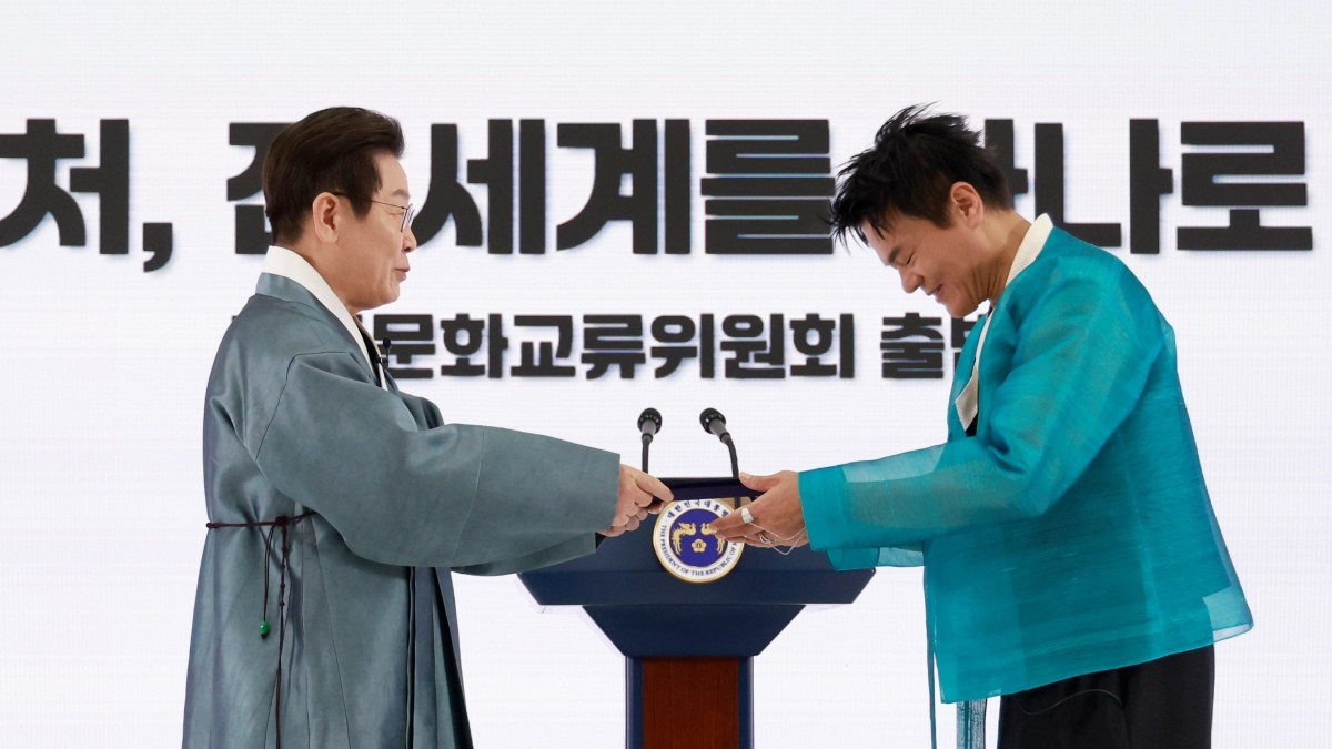 이재명 대통령이 1일 경기 고양시 킨텍스에서 열린 대중문화교류위원회 출범식에서 박진영 공동위원장에게 위촉장을 수여하고 있다. / 연합뉴스