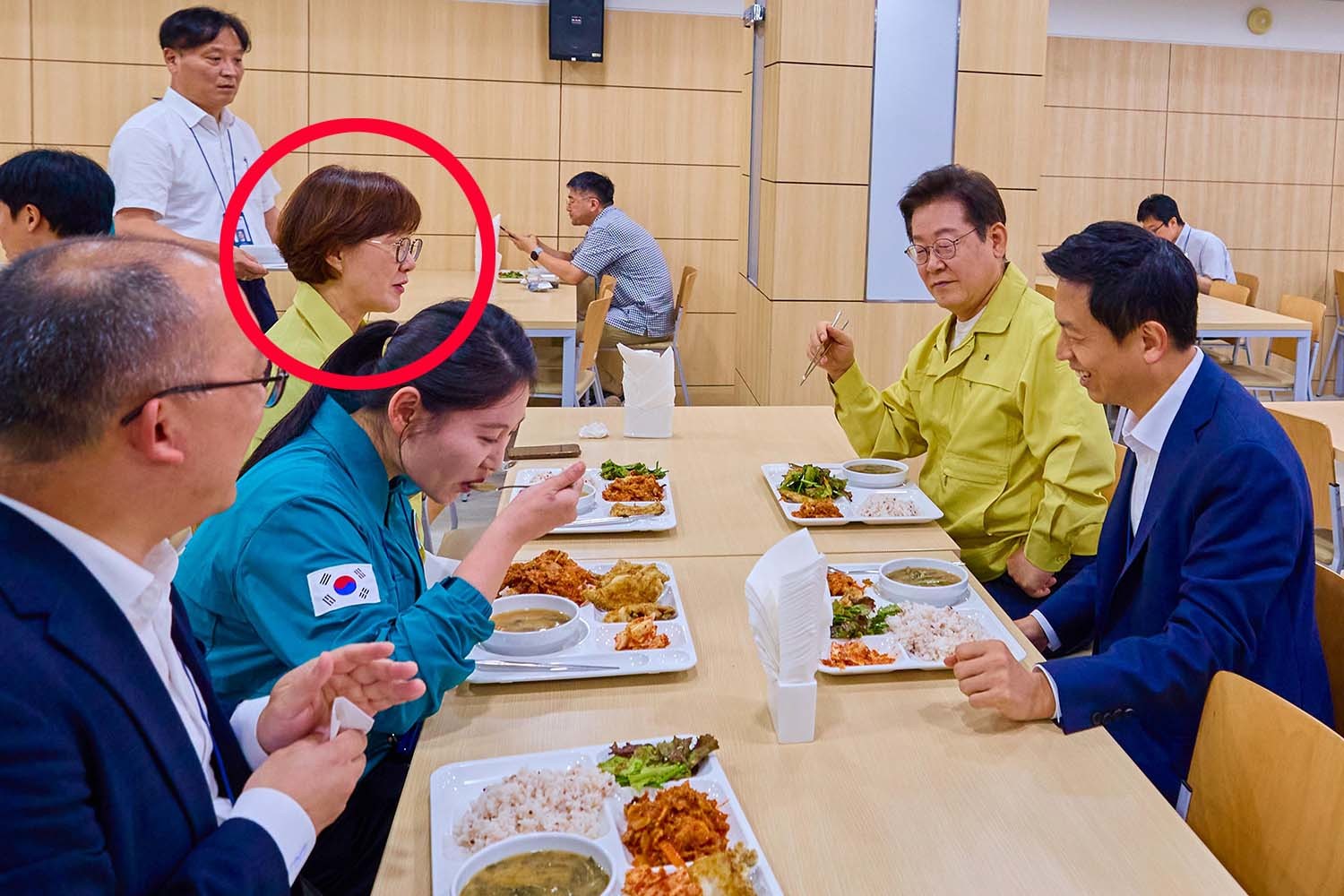 이재명 대통령이 지난 8월 21일 서울 용산 대통령실 청사에서 김현지 대통령실 총무비서관(현재 대통령실 제1부속실장) 등 직원들과 오찬을 하고 있다. / 이재명 대통령 SNS
