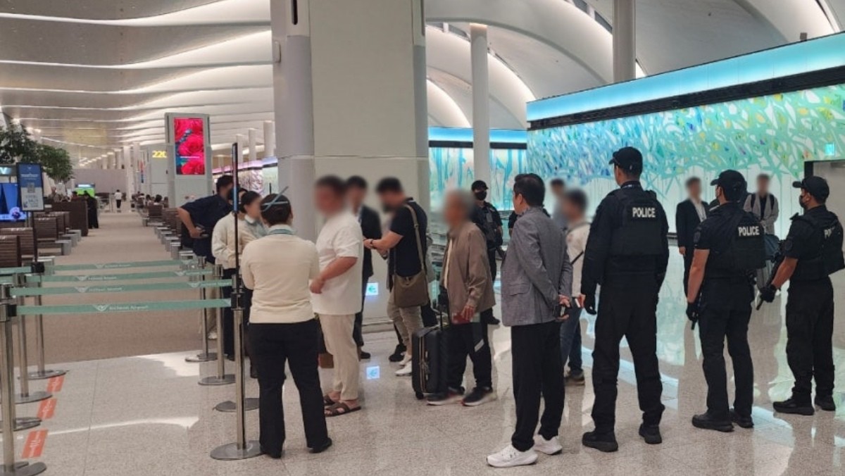 인천공항에서 출발하는 캄보디아 탑승구에서 경찰들이 검문검색을 하고 있다. / 인천국제공항경찰단 제공