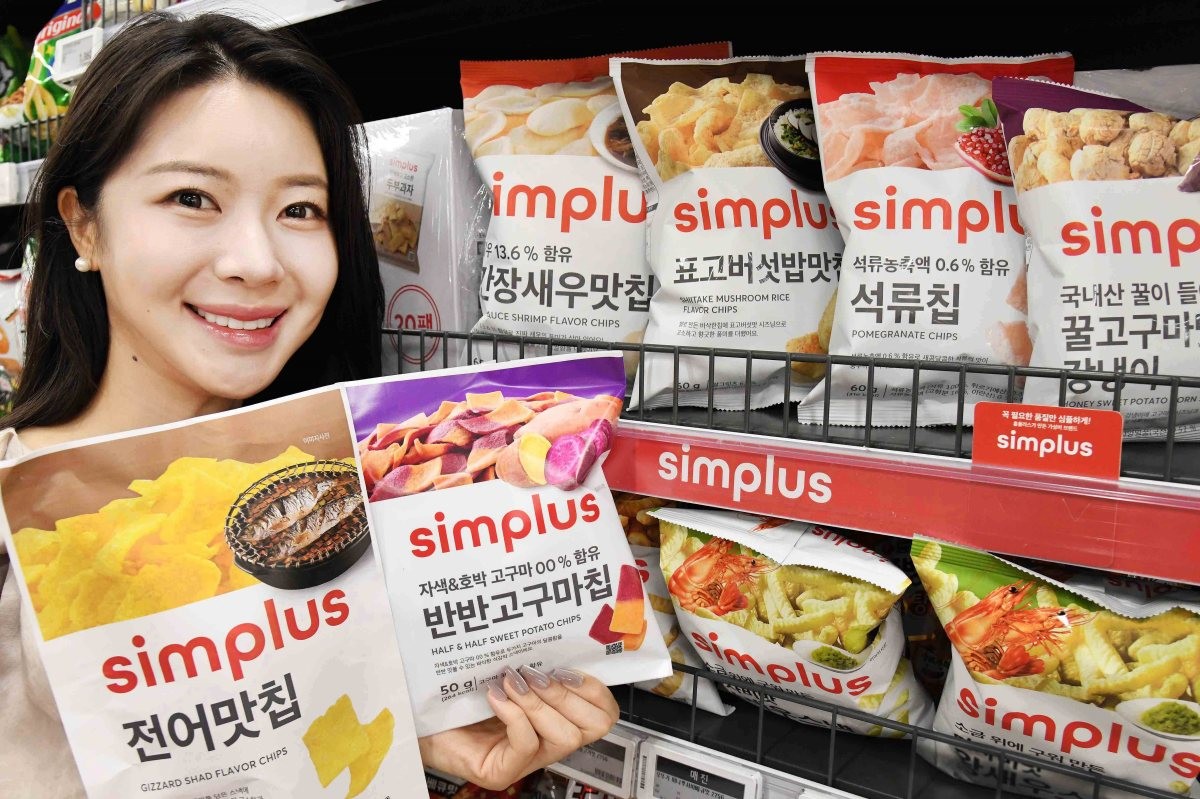 모델이 16일 서울 강서구 홈플러스 메가 푸드 마켓 라이브 강서점에서 심플러스 신상품 가을 제철스낵 6종을 선보이고 있는 모습. / 뉴스1