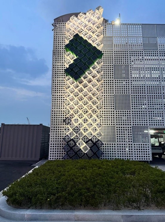 HD현대건설기계 울산공장 외벽에 실증 설치된 3D 프린팅 융합 태양광 모듈 모습 / 사진제공=동서발전