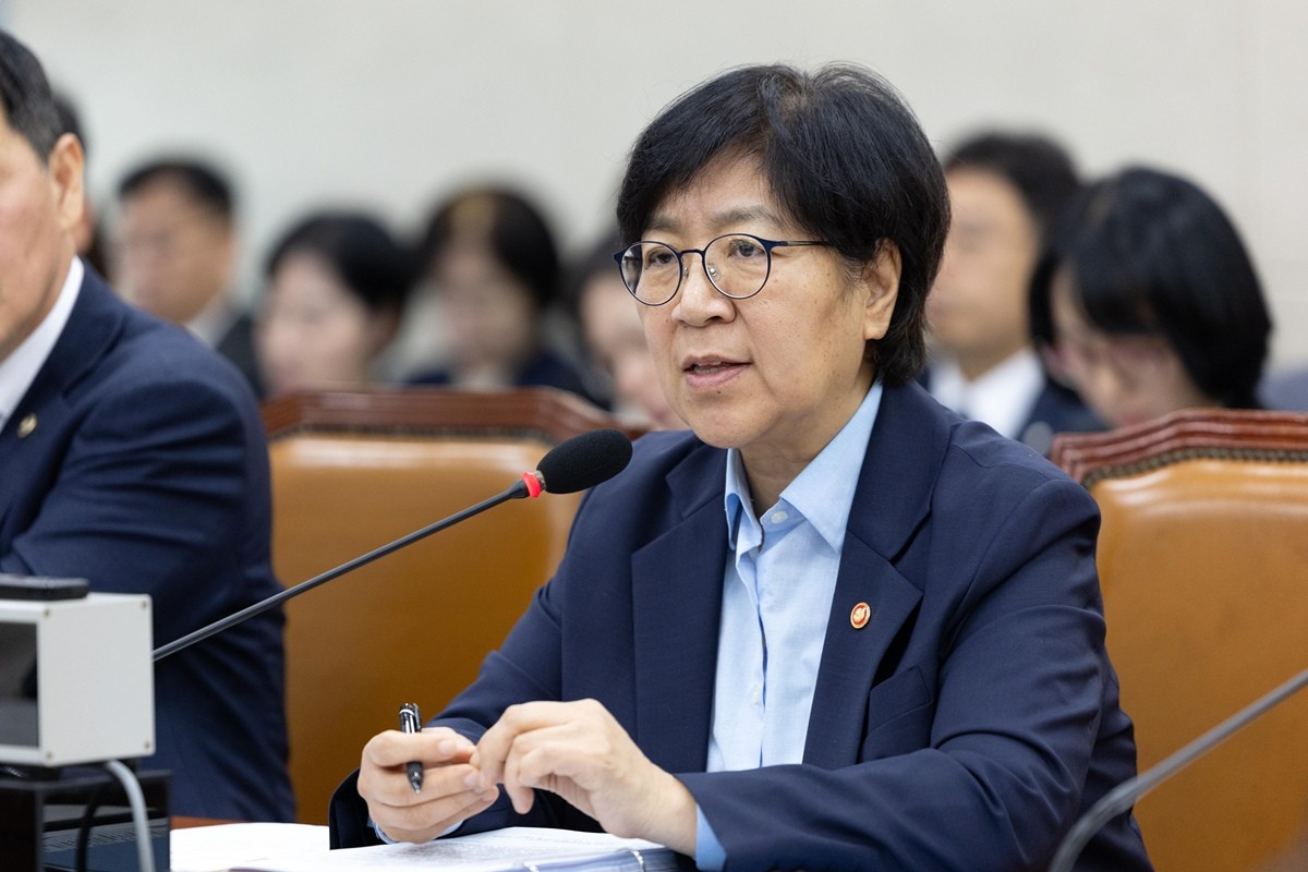 정은경 보건복지부 장관이 14일 서울 여의도 국회에서 열린 보건복지위원회 보건복지부 등에 대한 국정감사에 출석해 의원 질의에 답변하고 있다. / 뉴스1