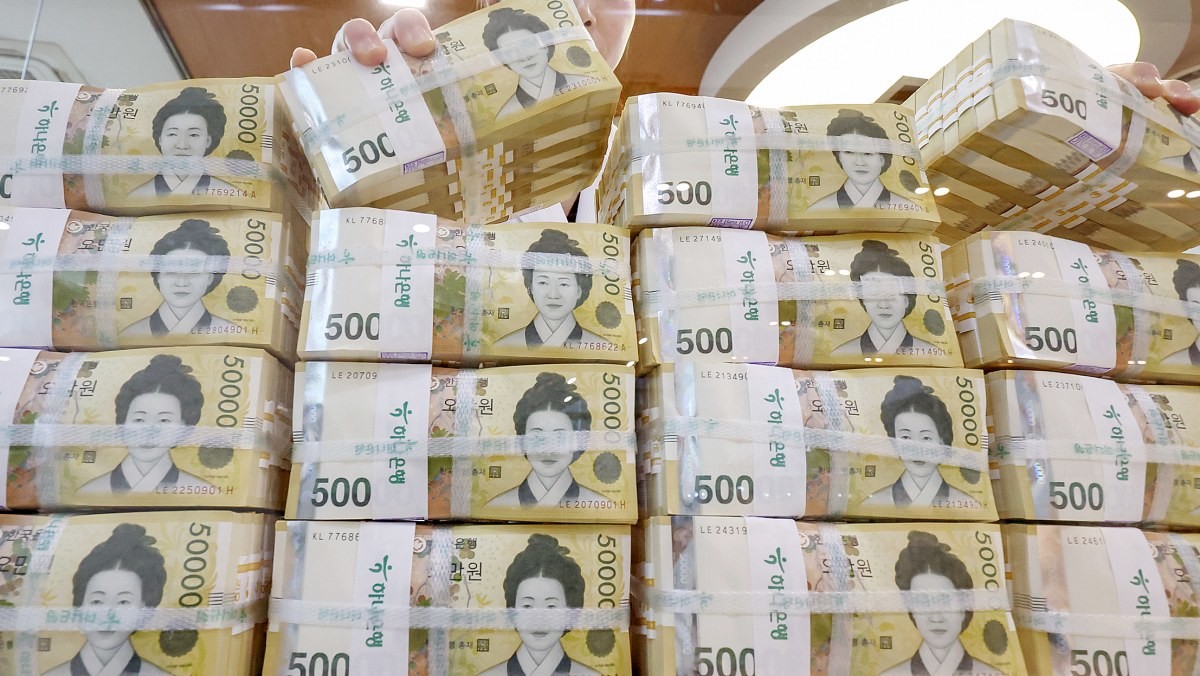 화폐 자료사진. 서울 중구 하나은행 위변조대응센터에서 직원이 5만원권을 정리하고 있는 모습. / 뉴스1