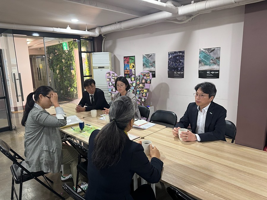 홍지선 부시장이 우석헌자연사박물관에서 간담회를 하고 있다