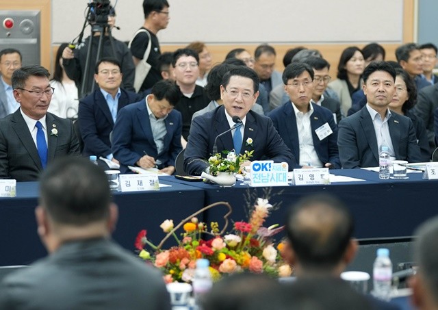 김영록 전라남도지사가 16일 보성군청에서 열린 ‘보성군 정책비전 투어’행사에 참석해 인사말을 하고 있다.