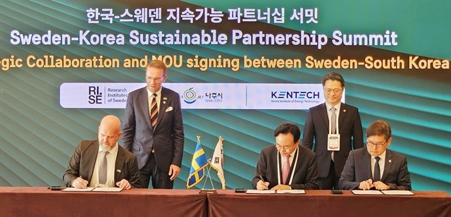 윤병태 시장(오른쪽 세 번째)이 업무협약 체결을 위해 서명을 하고 있다.