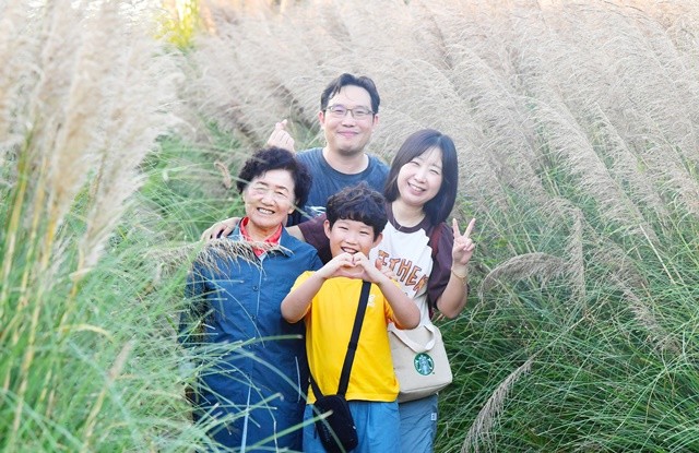 장성 황룡강을 찾은 가족이 팜파스 그라스 사이에서 포즈를 취했다. 장성군 제공