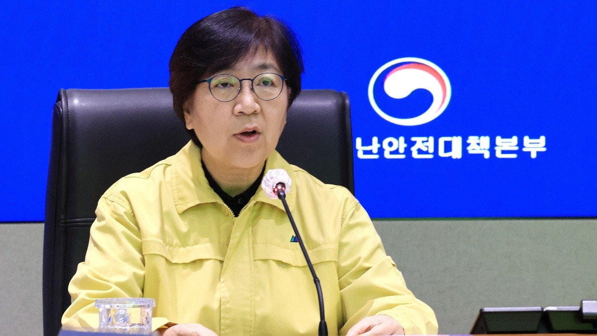 정은경 보건복지부 장관이 17일 서울 종로구 정부서울청사 중앙재난안전상황실 서울상황센터에서 열린 의사 집단행동 중앙재난안전대책본부 회의에서 모두발언을 하고 있다. / 뉴스1