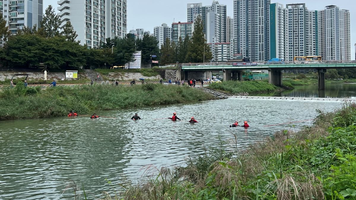 지난 14일 경기 의정부시 중랑천 일대에서 전날 물에 빠져 실종된 중학생을 찾기 위한 수색 작업이 벌어지고 있는 모습. / 경기북부소방재난본부 제공-뉴스1