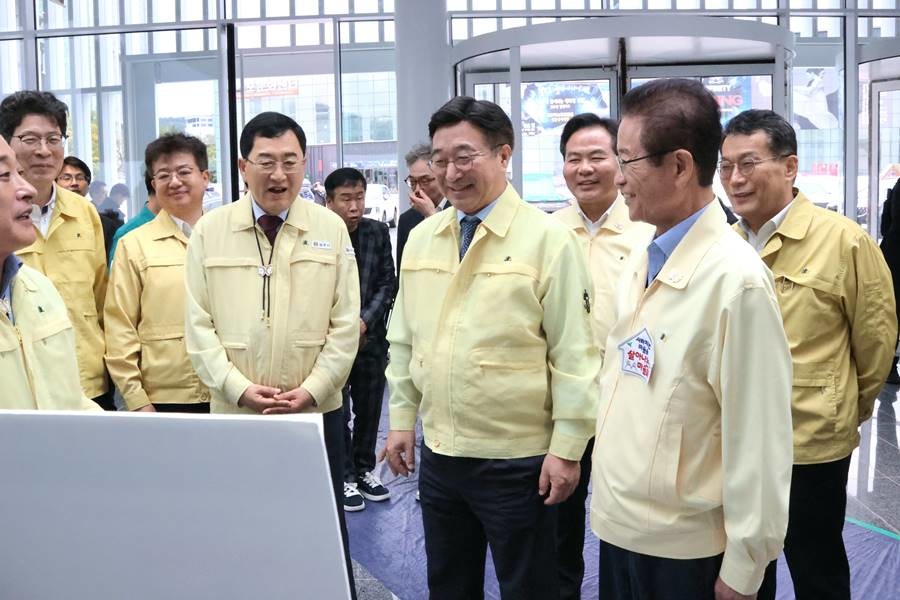 윤호중 행정안전부 장관이 16일 경주세계문화엑스포공원 현장을 찾아 주낙영 경주시장, 이철우 경북도지사와 함께 APEC 정상회의 주요 시설 안전관리 현황을 살펴보고 있다./경주시