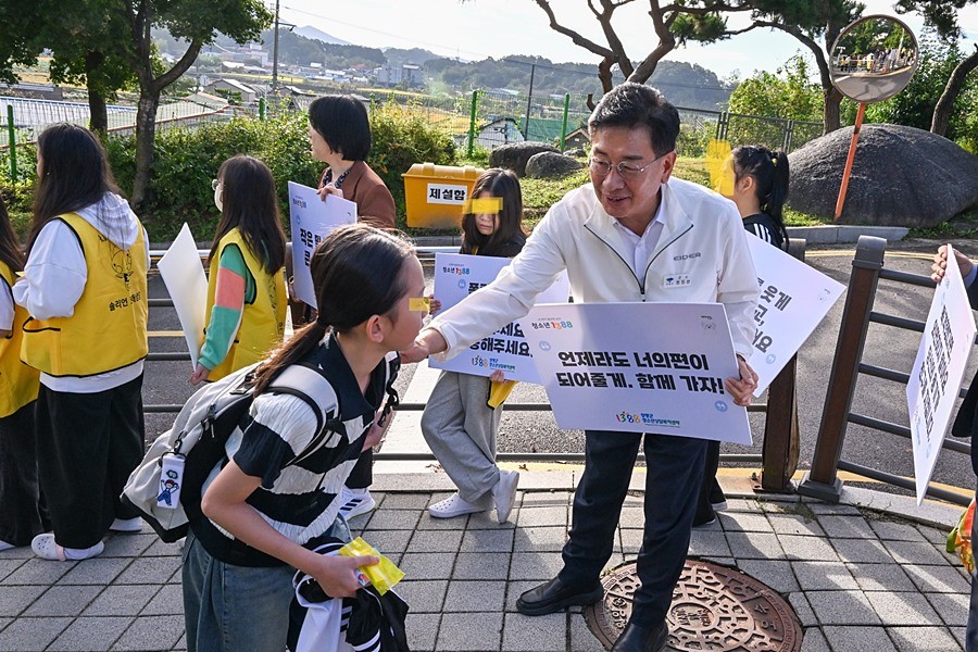 친구사랑 캠페인을 진행하는 전진선 군수