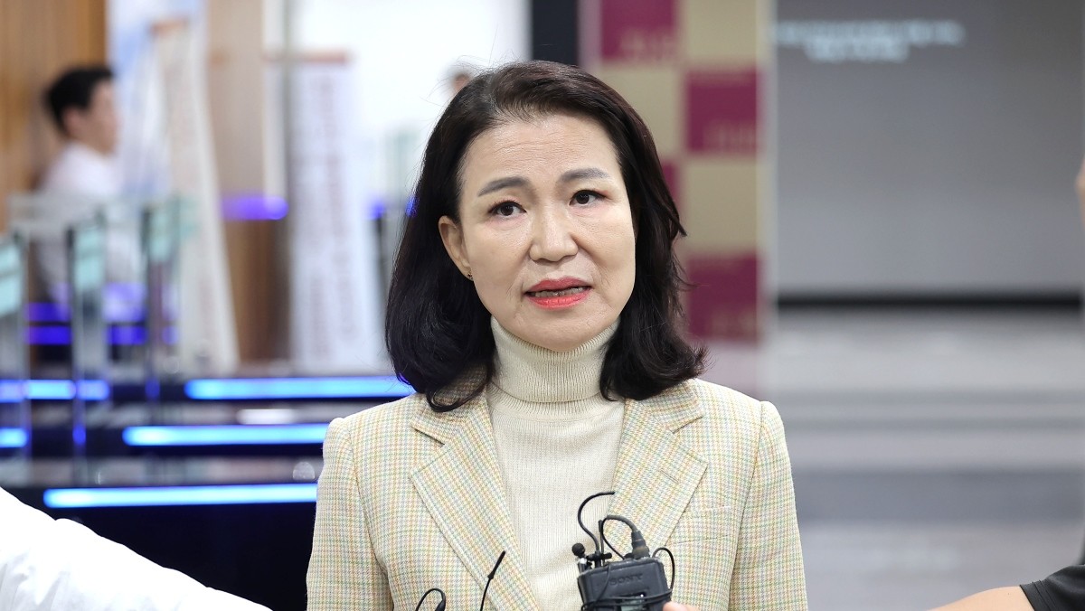 이진숙 전 방송통신위원장이 지난 1일 서울 종로구 헌법재판소에서 방송미디어통신위원회 설치법에 대한 헌법소원심판 청구서를 제출한 뒤 발언하고 있다. / 연합뉴스